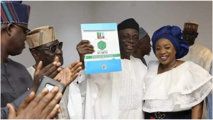 2023: Pastor Tunde Bakare buys N100m APC presidential form