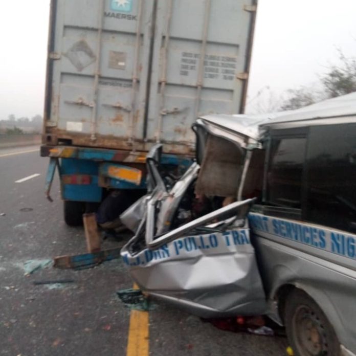 10 people killed in Ogun after a bus crashes into truck