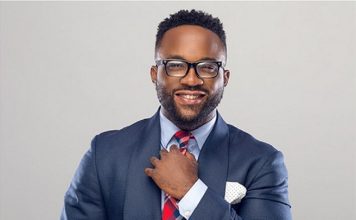 Nigerians are furious as Iyanya brutally throw a fan off stage in Anambra