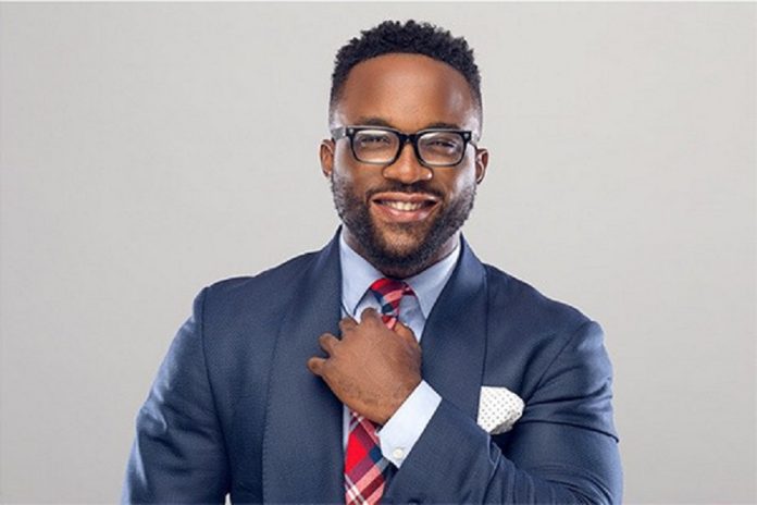 Nigerians are furious as Iyanya brutally throw a fan off stage in Anambra