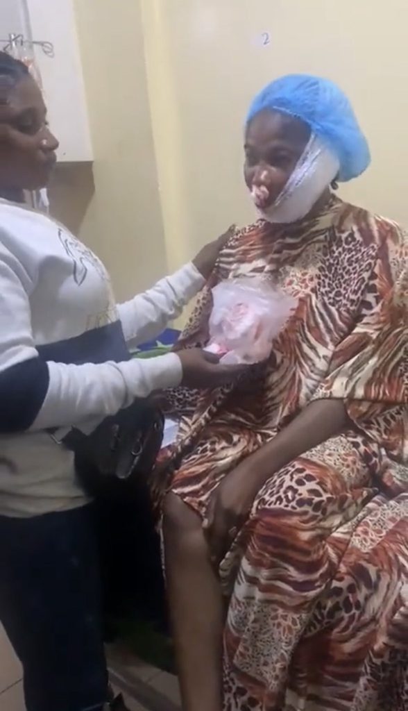 F5e5ve_W8AALdWQ-588x1024 Tension In Abuja Market As DSS Operatives Shoot 2