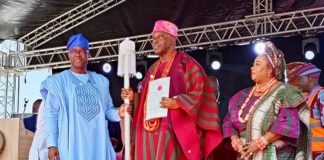 Gov Makinde presents staff of office to new Soun of Ogbomoso