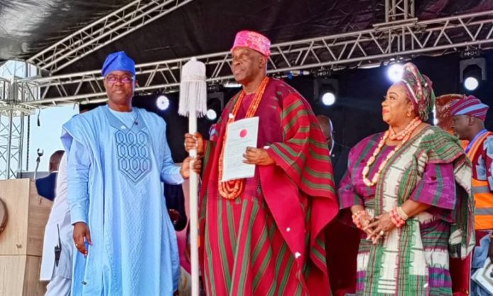 Gov Makinde presents staff of office to new Soun of Ogbomoso