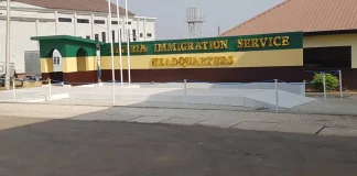 Nigerian authorities suspend immigration officer caught on video soliciting bribe