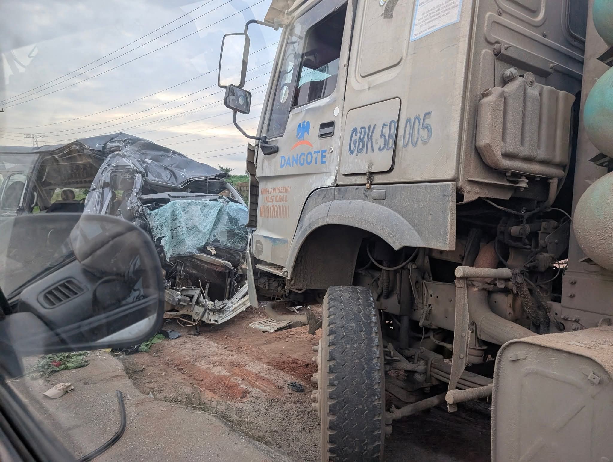 BREAKING: Dangote Truck Crushes Pregnant Woman, Child, Six Others in Ondo